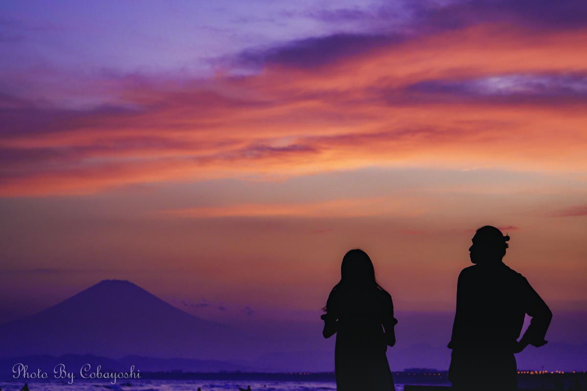 富士山とシルエットのカップル